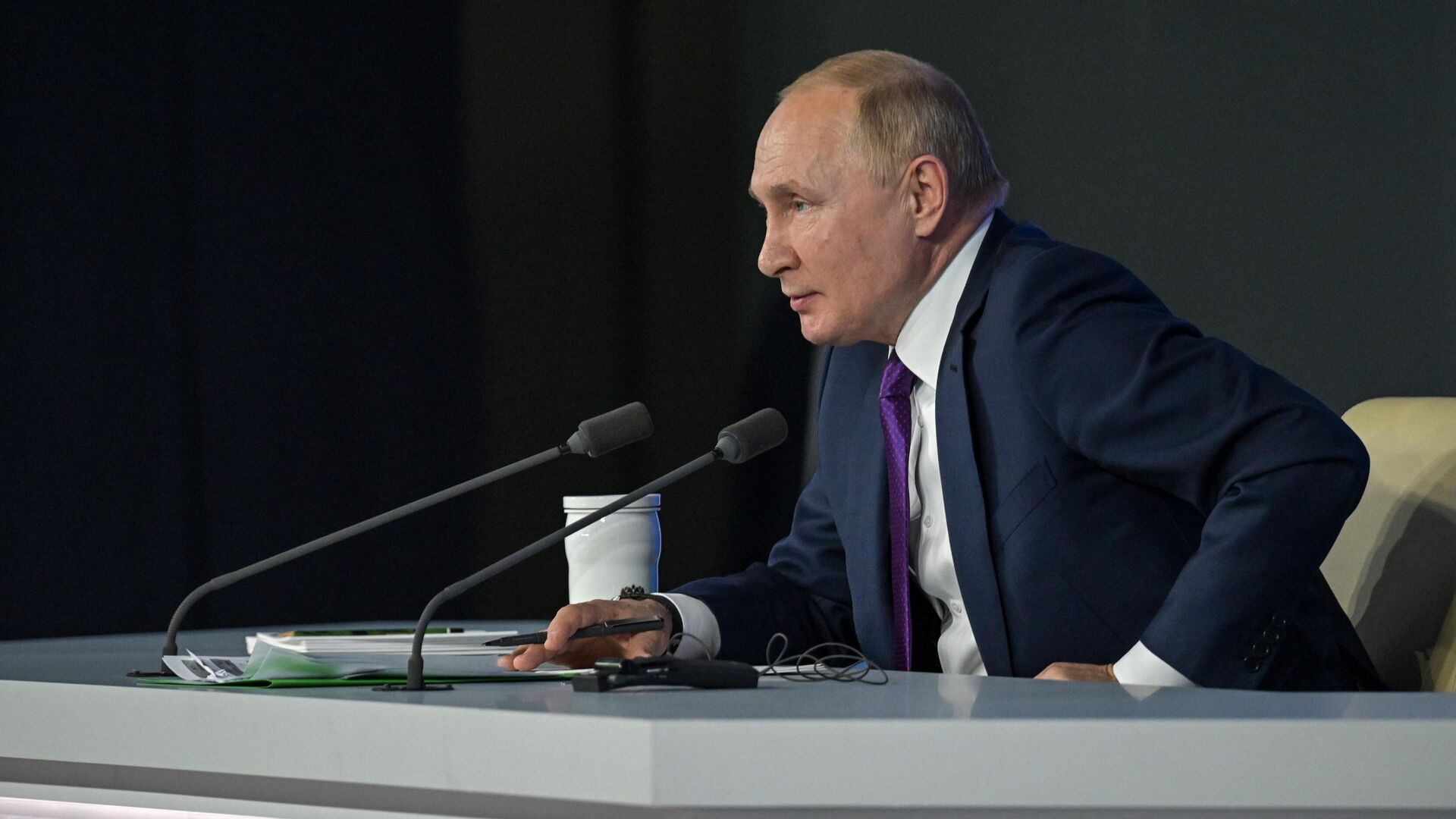 Russian President Vladimir Putin attends an annual end-of-year news conference at the Manezh Central Exhibition Hall, in Moscow, Russia - Sputnik International, 1920, 23.12.2021