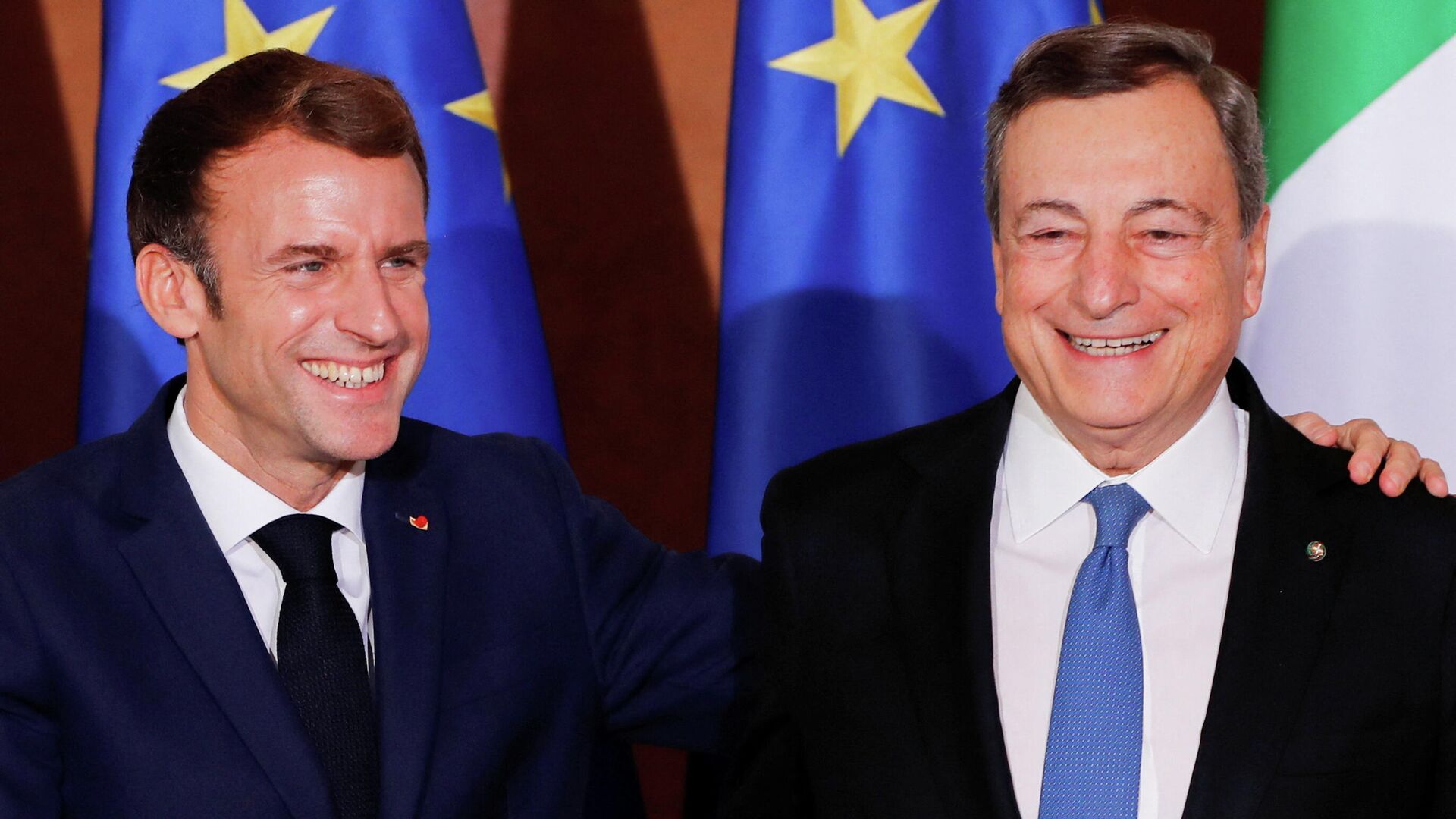 French President Emmanuel Macron and Italy's Prime Minister Mario Draghi smile during a news conference after signing an accord to try to tilt the balance of power in Europe, at Villa Madama in Rome, Italy, November 26, 2021 - Sputnik International, 1920, 23.12.2021