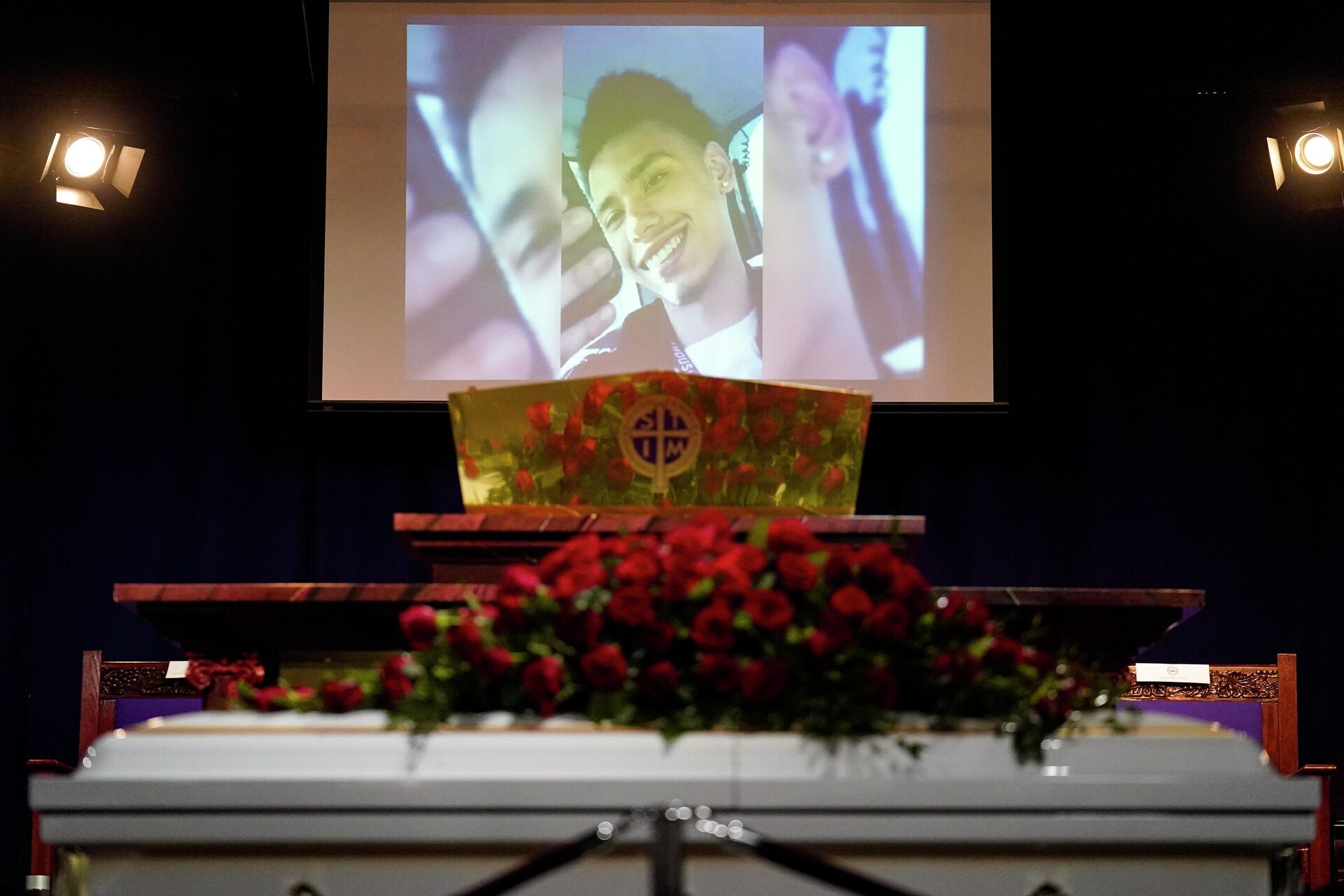 Family images play on a screen before funeral services for Daunte Wright at Shiloh Temple International Ministries in Minneapolis, Thursday, April 22, 2021. Wright, 20, was fatally shot by a Brooklyn Center, Minn., police officer during a traffic stop. - Sputnik International, 1920, 23.12.2021