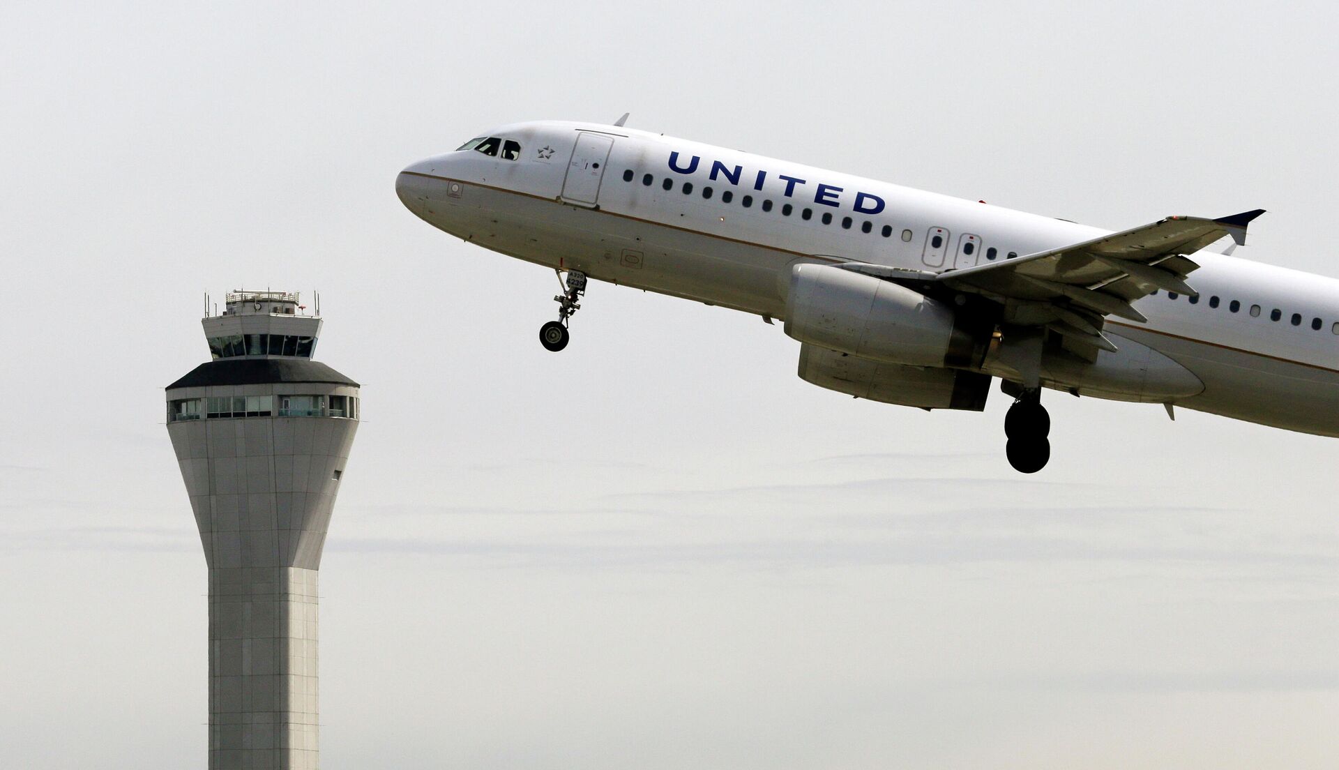 FILE - In this April 23, 2013 file photo, a United Airlines jet departs in view of the air traffic control tower at Seattle-Tacoma International Airport in Seattle - Sputnik International, 1920, 07.03.2023