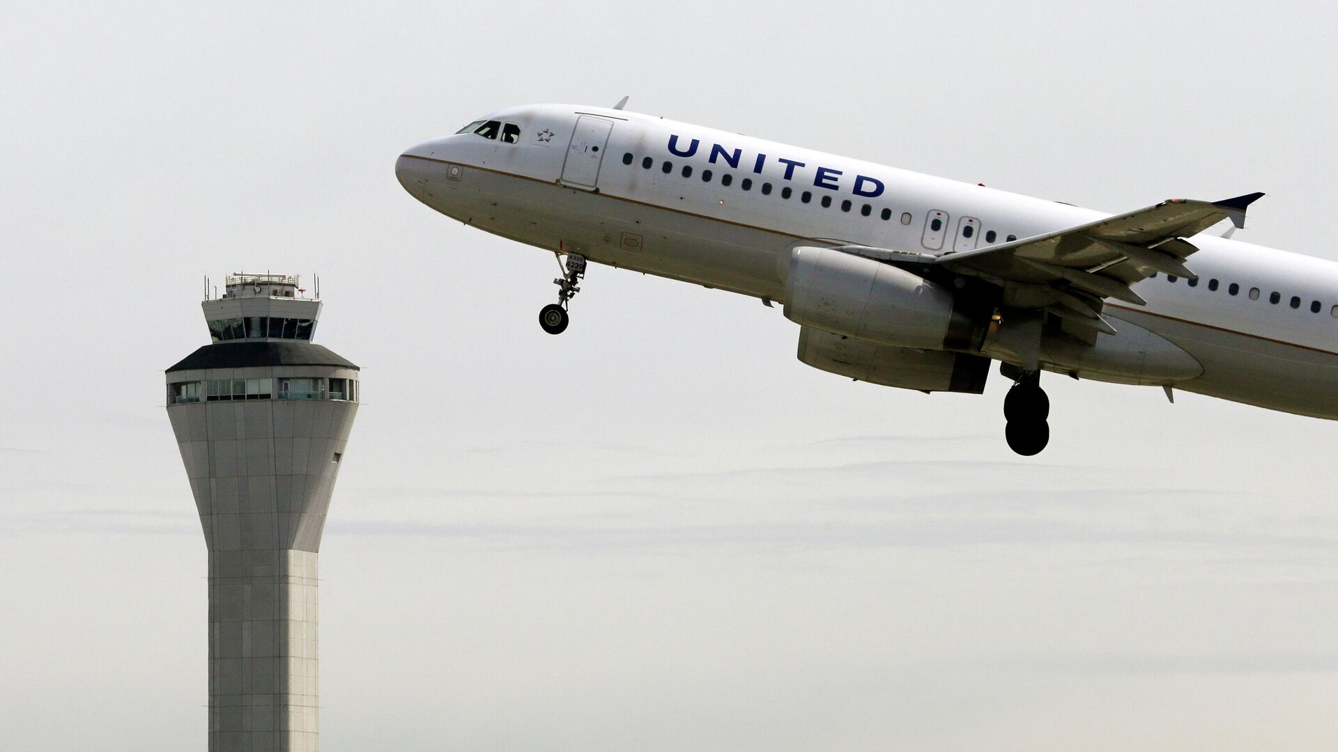 FILE - In this April 23, 2013 file photo, a United Airlines jet departs in view of the air traffic control tower at Seattle-Tacoma International Airport in Seattle - Sputnik International, 1920, 07.01.2022