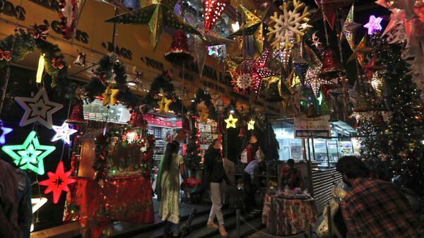 People shop for Christmas in Hyderabad, India, Thursday, Dec. 23, 2021 - Sputnik International