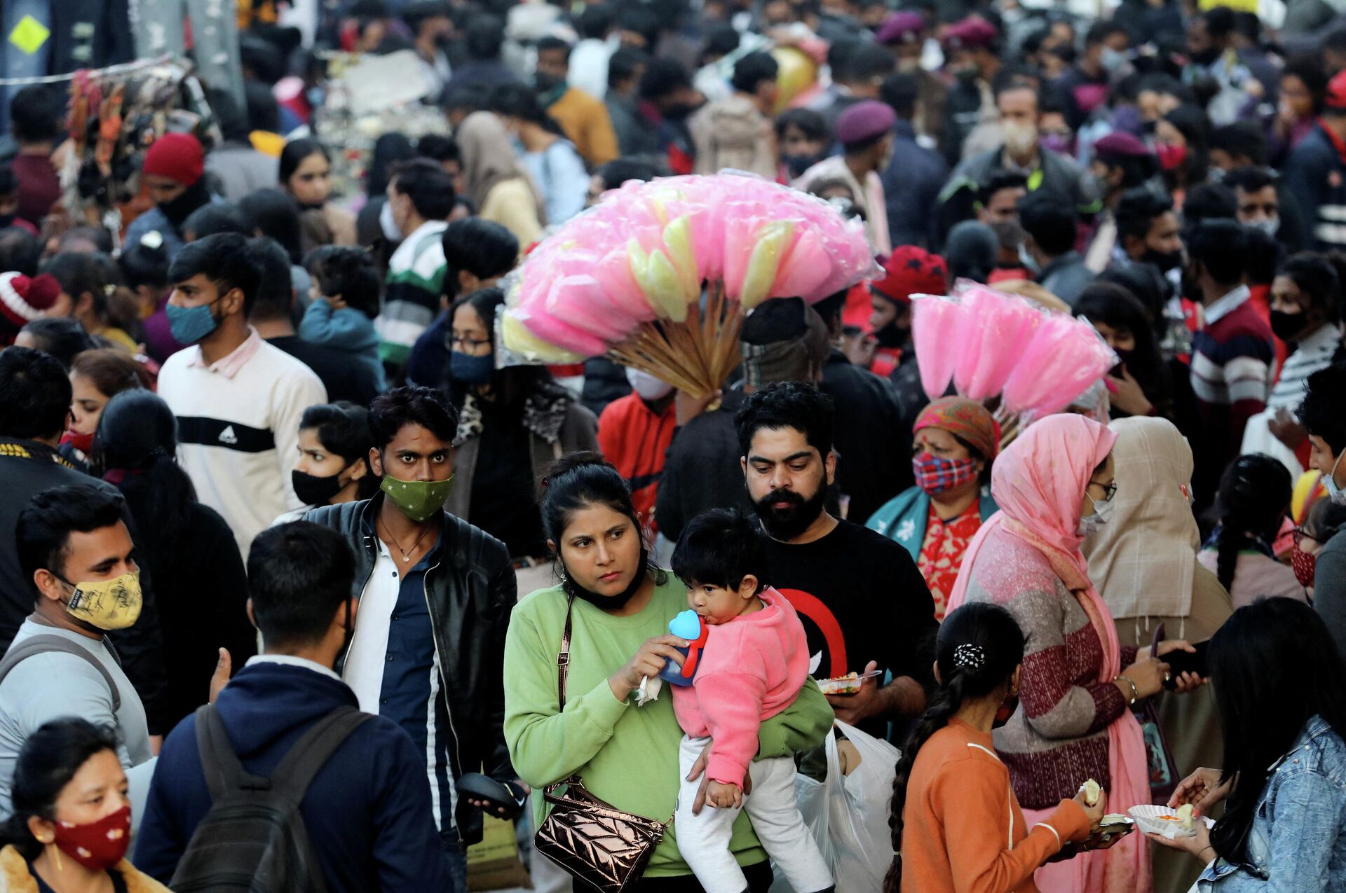 People shop at a crowded market ahead of Christmas, during the ongoing coronavirus disease (COVID-19) pandemic, in New Delhi, December 23, 2021 - Sputnik International, 1920, 24.12.2021