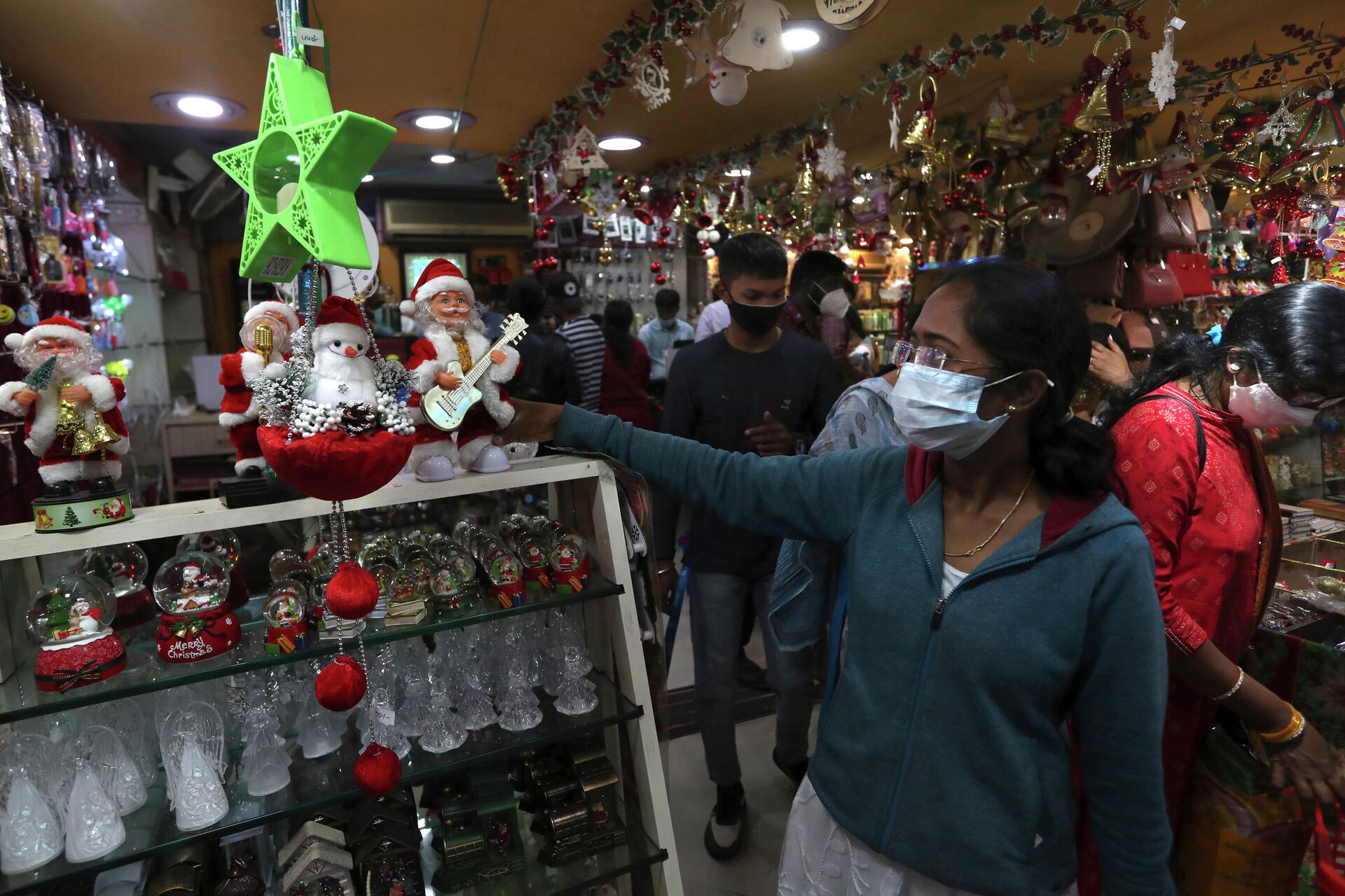 People shop for Christmas in Hyderabad, India, Thursday, Dec. 23, 2021 - Sputnik International, 1920, 24.12.2021
