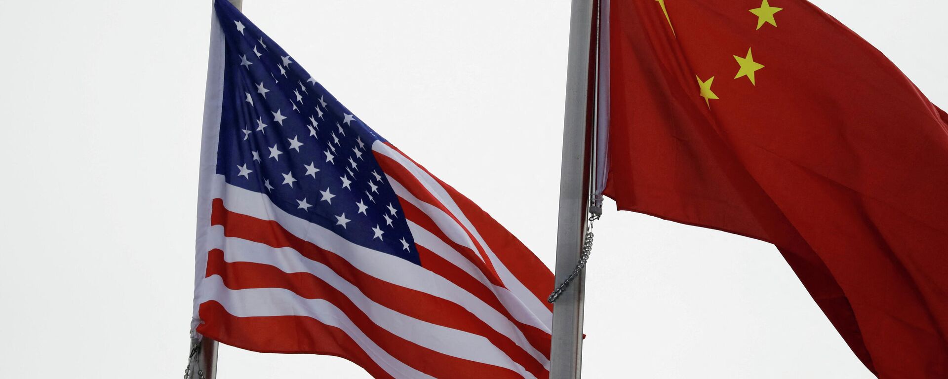 Chinese and U.S. flags flutter outside the building of an American company in Beijing, China January 21, 2021 - Sputnik International, 1920, 24.12.2021