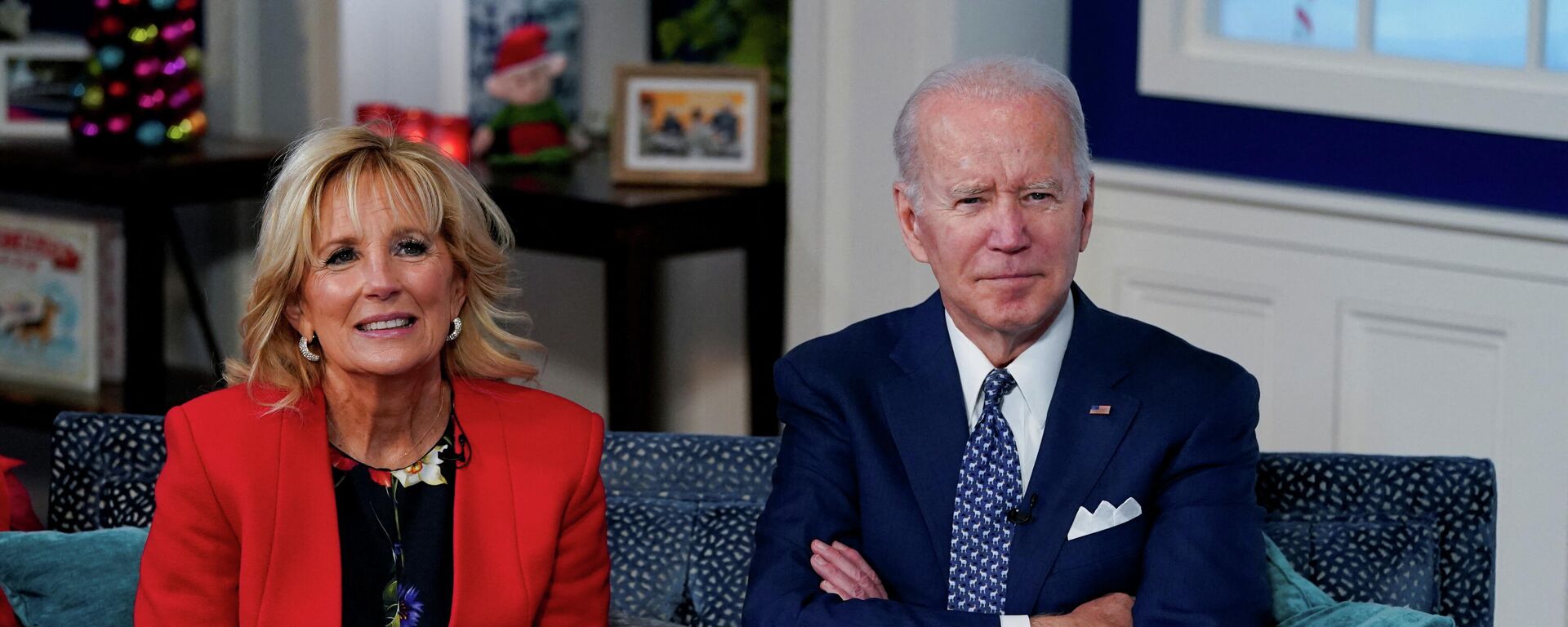 U.S. President Joe Biden and first lady Jill Biden participate in NORAD Santa tracker phone calls from South Court Auditorium at the White House in Washington, U.S., December 24, 2021. - Sputnik International, 1920, 24.12.2021