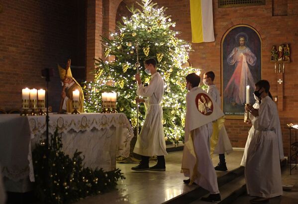 Festive mass on Christmas Eve at a Catholic church in Novosibirsk, Russia. - Sputnik International