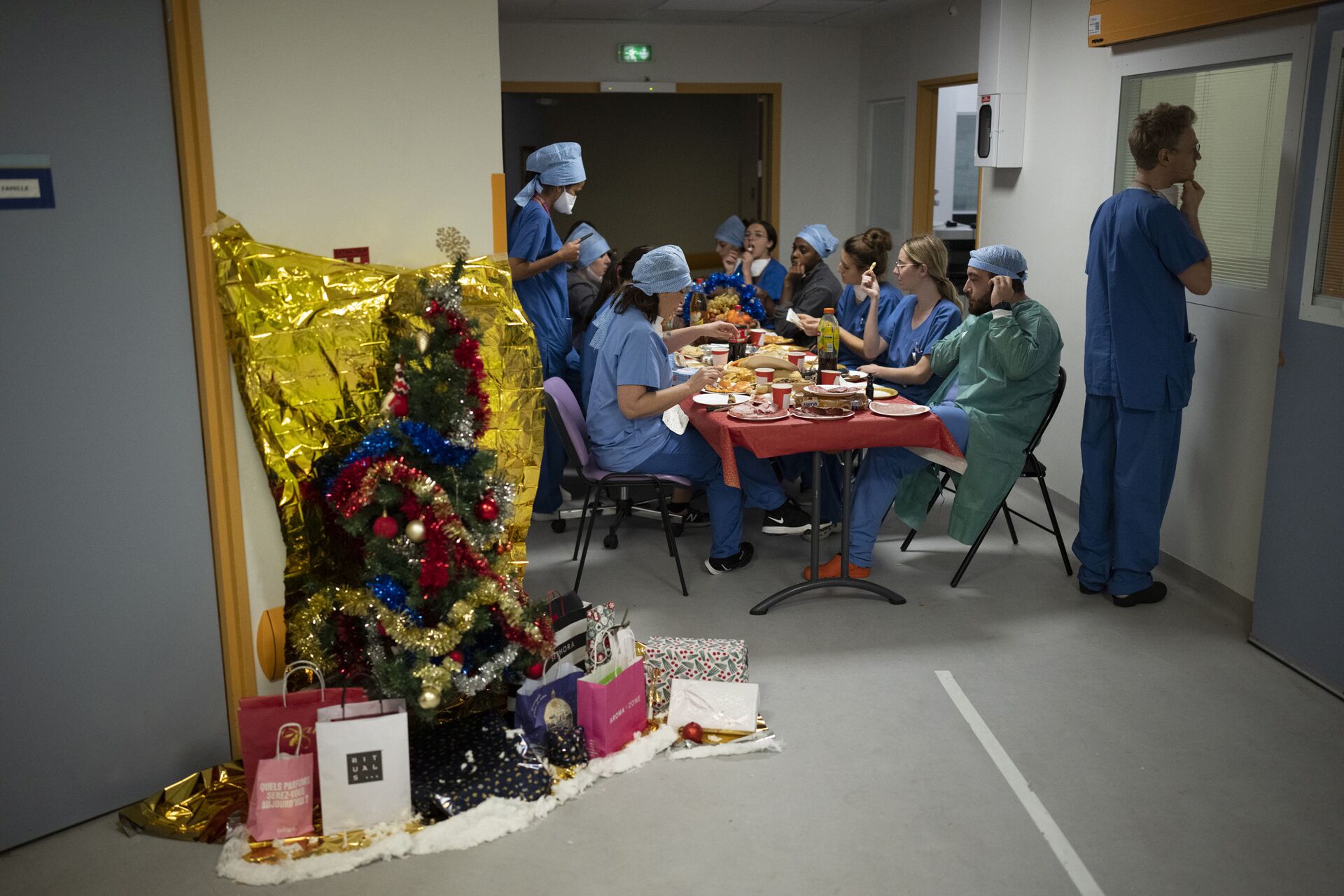 Junior doctor Tom Ballas looks into the room of a patient as doctors and nurses share a Christmas Eve meal together in the COVID-19 intensive care unit at la Timone hospital in Marseille, southern France, Friday, 24 Dec, 2021.  - Sputnik International, 1920, 30.12.2021