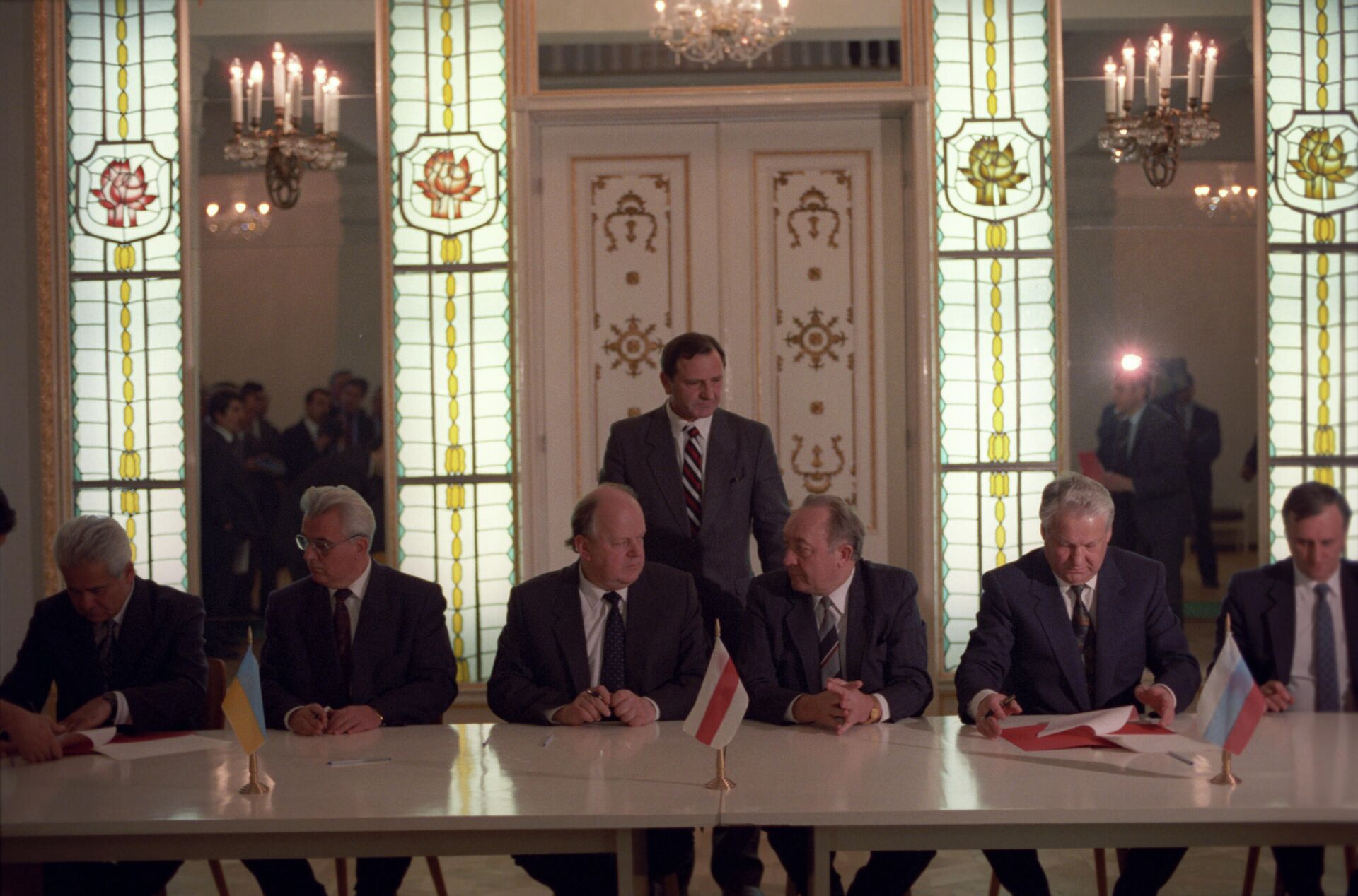 Leaders of the Russian, Ukrainian and Belarusian Soviet republics meet to dissolve the USSR, 8 December 1991. - Sputnik International, 1920, 25.12.2021