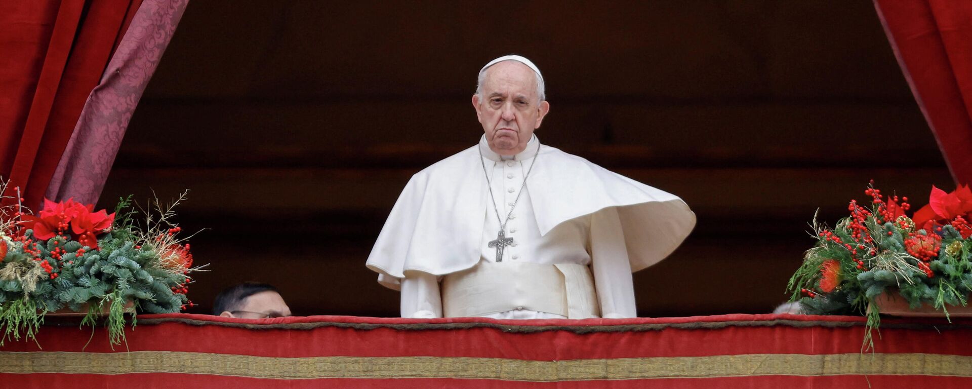 Pope Francis arrives to deliver his traditional Christmas Day Urbi et Orbi speech to the city and the world from the main balcony of St. Peter's Basilica at the Vatican, December 25, 2021 - Sputnik International, 1920, 26.12.2021
