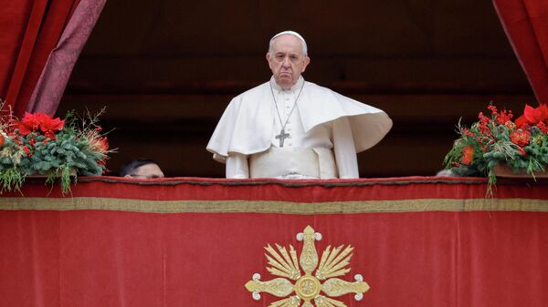 Pope Francis arrives to deliver his traditional Christmas Day Urbi et Orbi speech to the city and the world from the main balcony of St. Peter's Basilica at the Vatican, December 25, 2021 - Sputnik International