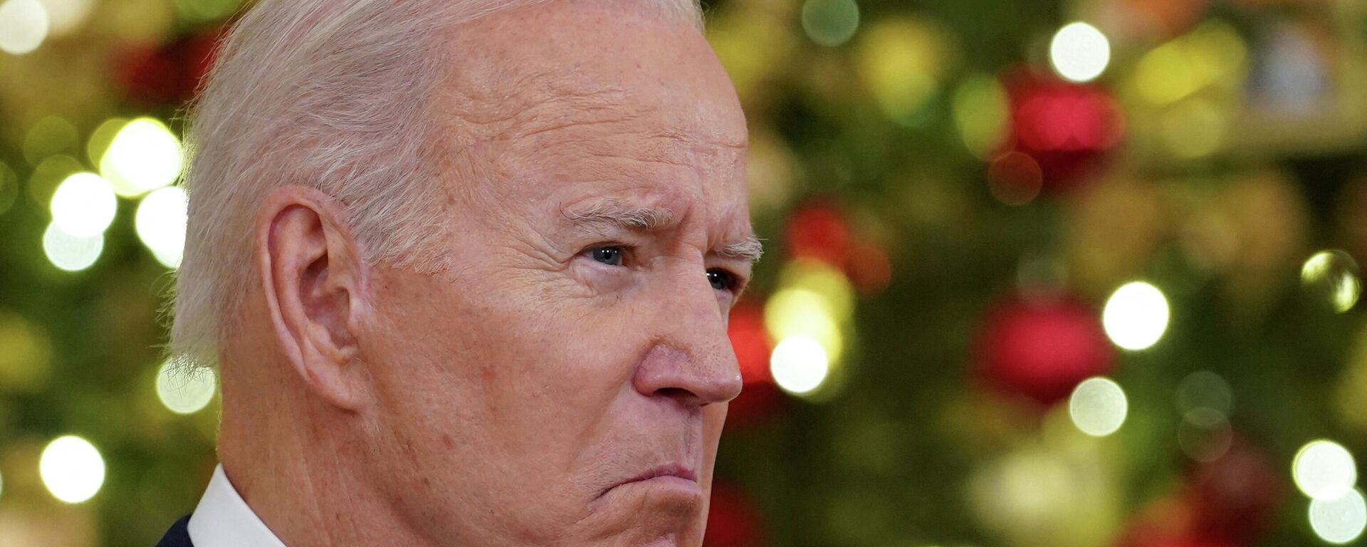 U.S. President Joe Biden reacts as he speaks about the country's fight against the coronavirus disease (COVID-19) at the White House in Washington, U.S., December 21, 2021. REUTERS/Kevin Lamarque - Sputnik International, 1920, 31.12.2021