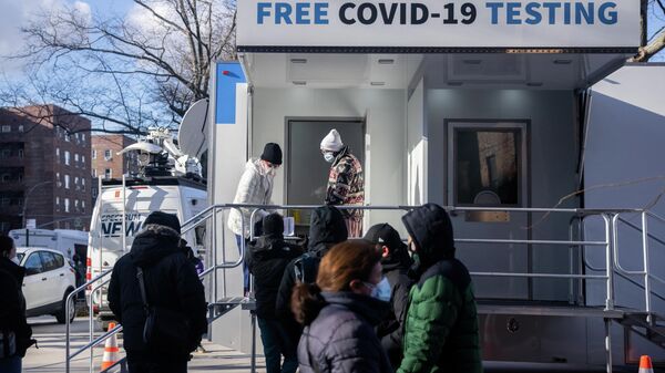 People queue for a coronavirus disease (COVID-19) test at a popup testing site as the Omicron coronavirus variant continues to spread in the Queens borough of New York City, U.S., December 23, 2021.  - Sputnik International