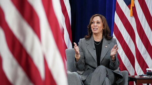 U.S. Vice President Kamala Harris holds a discussion about maternal health with Allyson Felix, five-time U.S. Olympian, at the White House in Washington, U.S. December 7, 2021. - Sputnik International