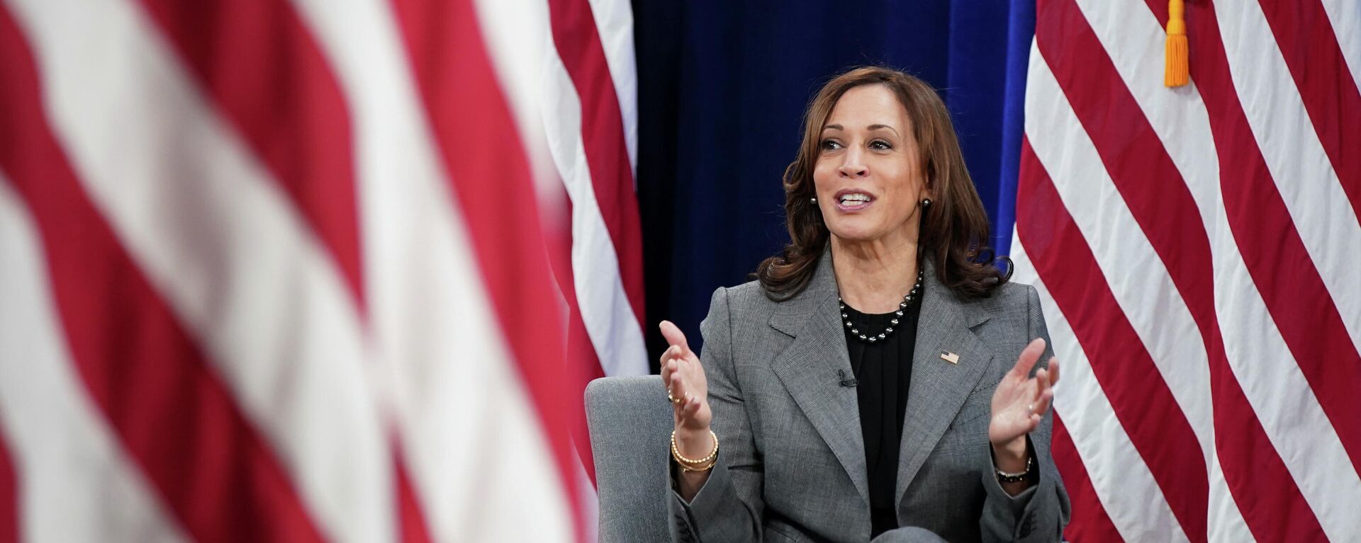 U.S. Vice President Kamala Harris holds a discussion about maternal health with Allyson Felix, five-time U.S. Olympian, at the White House in Washington, U.S. December 7, 2021. - Sputnik International, 1920, 26.12.2021