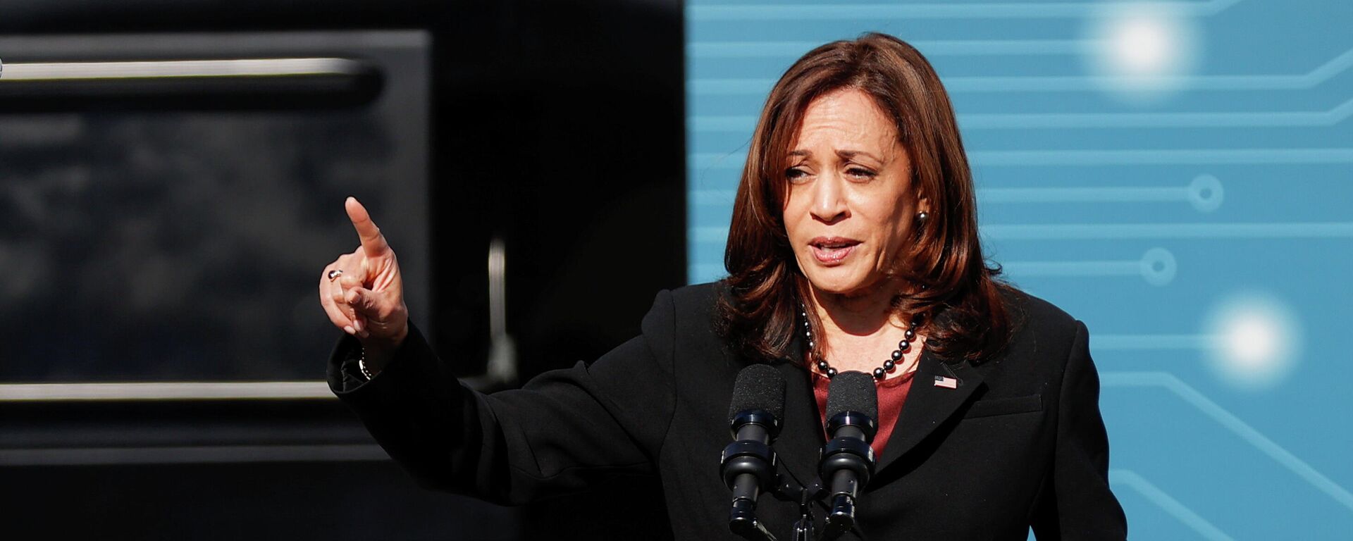 U.S. Vice President Kamala Harris gestures as she speaks during a visit at the Charlotte Area Transit System facility, in Charlotte, North Carolina, U.S. December 2, 2021. - Sputnik International, 1920, 26.12.2021