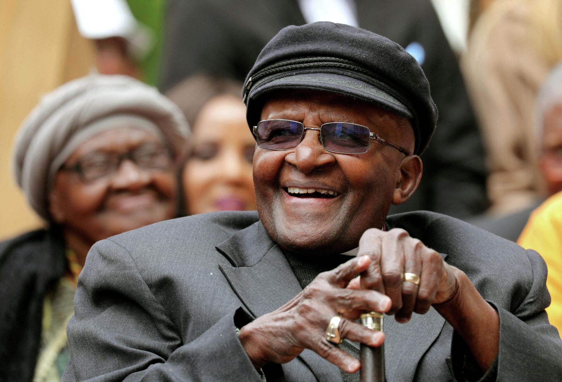 rchbishop Desmond Tutu laughs as crowds gather to celebrate his birthday by unveiling an arch in his honour outside St George's Cathedral in Cape Town, South Africa, October 7, 2017. - Sputnik International, 1920, 30.12.2021