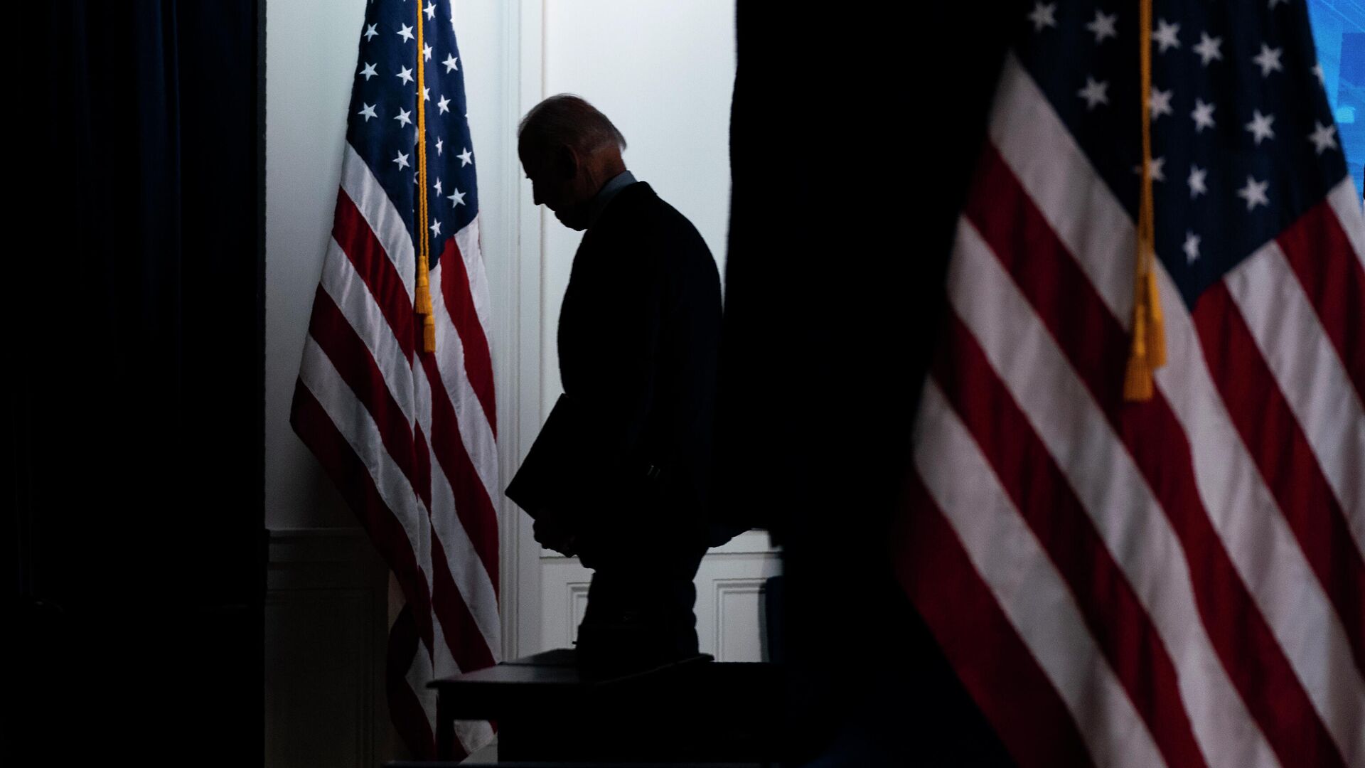 President Joe Biden walks away after speaking about COVID-19 vaccinations at the White House, Wednesday, April 21, 2021, in Washington - Sputnik International, 1920, 19.02.2022