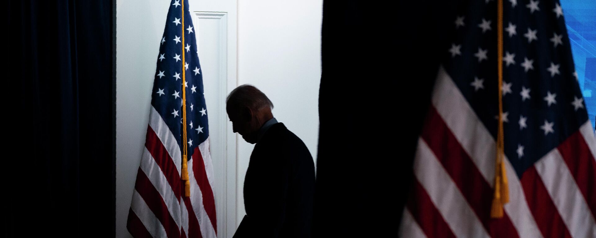 President Joe Biden walks away after speaking about COVID-19 vaccinations at the White House, Wednesday, April 21, 2021, in Washington - Sputnik International, 1920, 23.05.2022