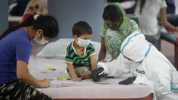 Doctors and health workers entertain children at a COVID-19 care center functioning in an indoor stadium in New Delhi, India, Monday, July 20, 2020 - Sputnik International