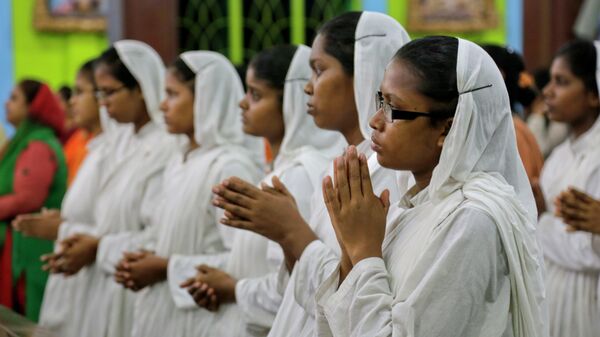 Missionaries of Charity sisters with other Catholics join in a thanks giving mass at a Church in Kolkata, India, Sunday, Sept. 4, 2016 - Sputnik International