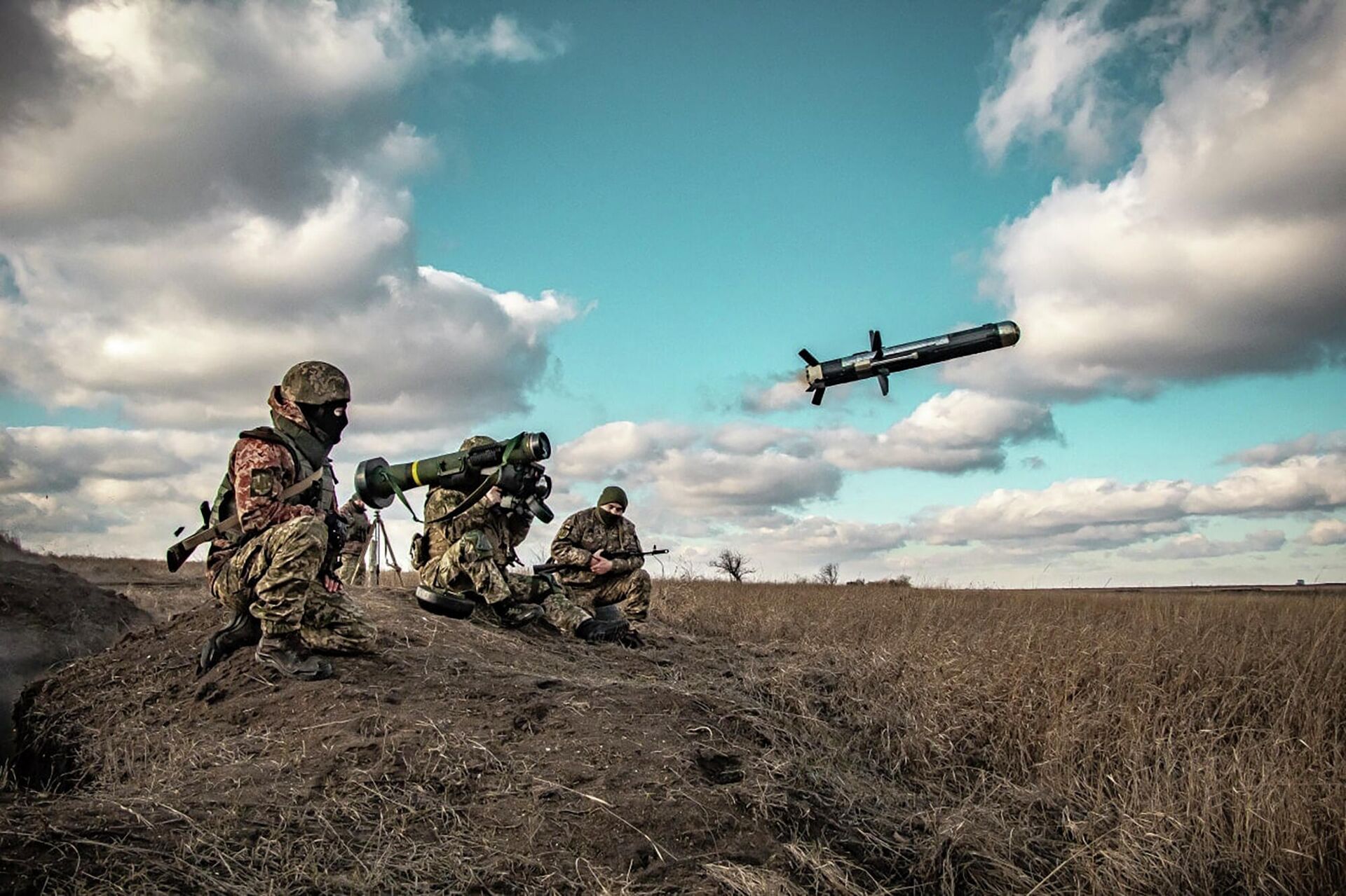 In this image released by the Ukrainian Defence Ministry Press Service, Ukrainian soldiers use a launcher with US Javelin missiles during military exercises in the Donetsk Region, Thursday, Dec. 23, 2021. - Sputnik International, 1920, 26.04.2022