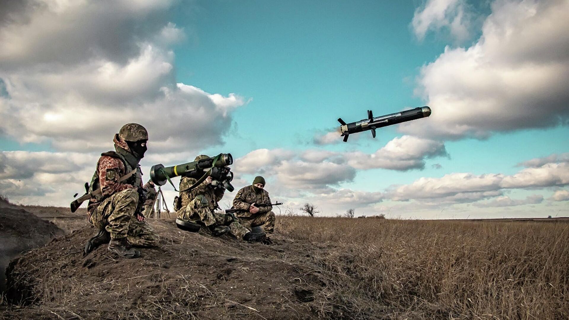 In this image released by the Ukrainian Defence Ministry Press Service, Ukrainian soldiers use a launcher with US Javelin missiles during military exercises in the Donetsk Region, Thursday, Dec. 23, 2021. - Sputnik International, 1920, 05.06.2022