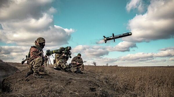In this image released by the Ukrainian Defence Ministry Press Service, Ukrainian soldiers use a launcher with US Javelin missiles during military exercises in the Donetsk Region, Thursday, Dec. 23, 2021. - Sputnik International
