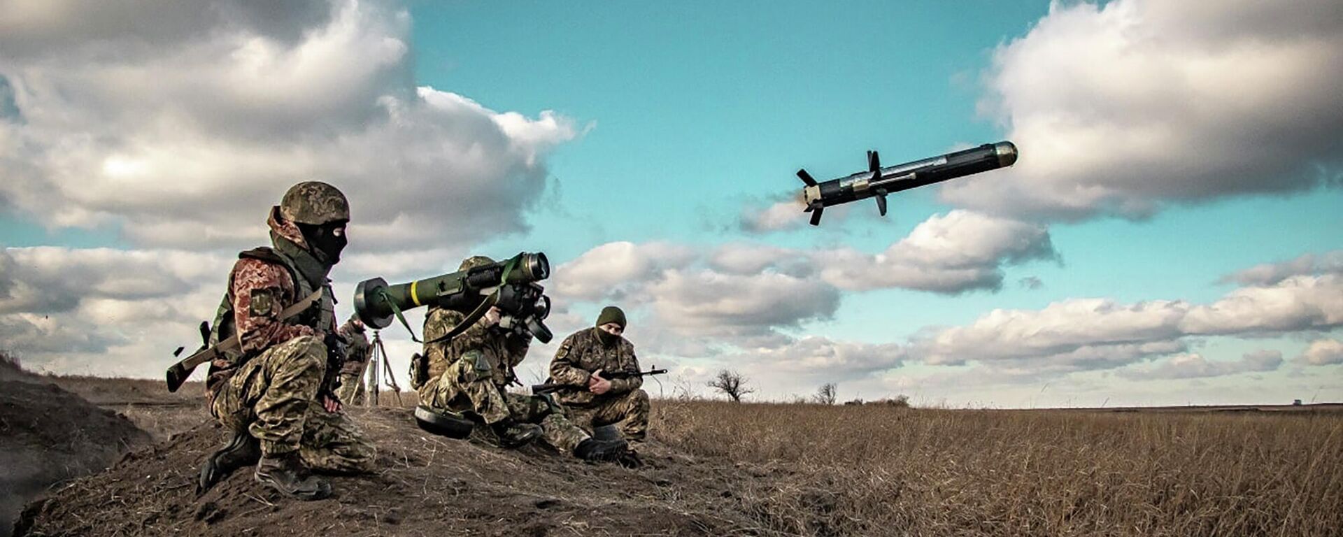 In this image released by the Ukrainian Defence Ministry Press Service, Ukrainian soldiers use a launcher with US Javelin missiles during military exercises in the Donetsk Region, Thursday, Dec. 23, 2021. - Sputnik International, 1920, 26.04.2022