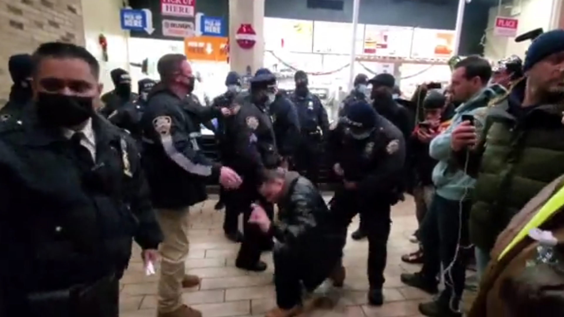 Screenshot from a video allegedly showing NYPD officers arresting anti-vaccination protesters in Burger King in Brooklyn - Sputnik International, 1920, 28.12.2021