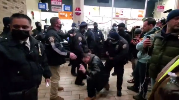 Screenshot from a video allegedly showing NYPD officers arresting anti-vaccination protesters in Burger King in Brooklyn - Sputnik International