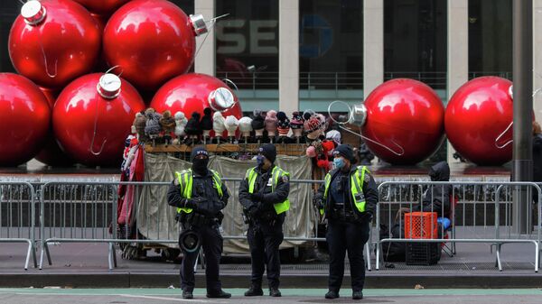 Members of the New York City Police Department (NYPD) wear face masks as they stand in front of holiday decorations on Sixth Avenue as the Omicron coronavirus variant continues to spread in Manhattan, New York City, U.S., December 19, 2021 - Sputnik International