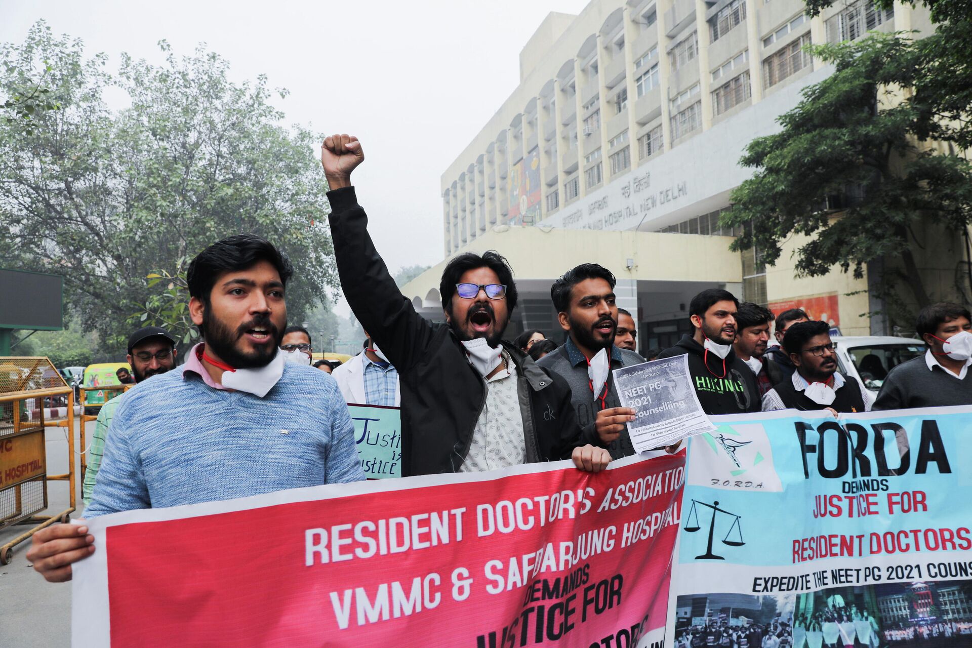 Resident doctors of the centre-run Safdarjung Hospital participate in a protest called by the Federation of Resident Doctors' Association (FORDA) over the delay in National Eligibility-cum-Entrance Test Postgraduate (NEET-PG) 2021 counselling, at the hospital in New Delhi. - Sputnik International, 1920, 29.12.2021