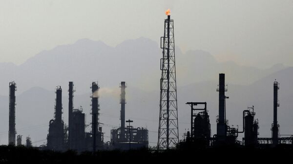 General view shows Mexican state oil firm Pemex's Cadereyta refinery, in Cadereyta, on the outskirts of Monterrey, Mexico April 20, 2020 - Sputnik International