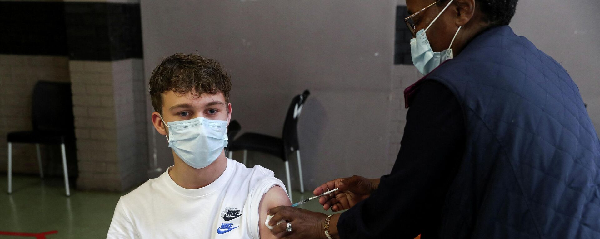 FILE PHOTO: A healthcare worker administers a dose of the Pfizer coronavirus disease (COVID-19) vaccine to a teenager, amidst the spread of the SARS-CoV-2 variant Omicron, in Johannesburg - Sputnik International, 1920, 29.12.2021