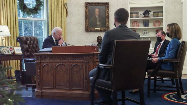 U.S. President Joe Biden is seen in the Oval Office as he speaks by phone - Sputnik International