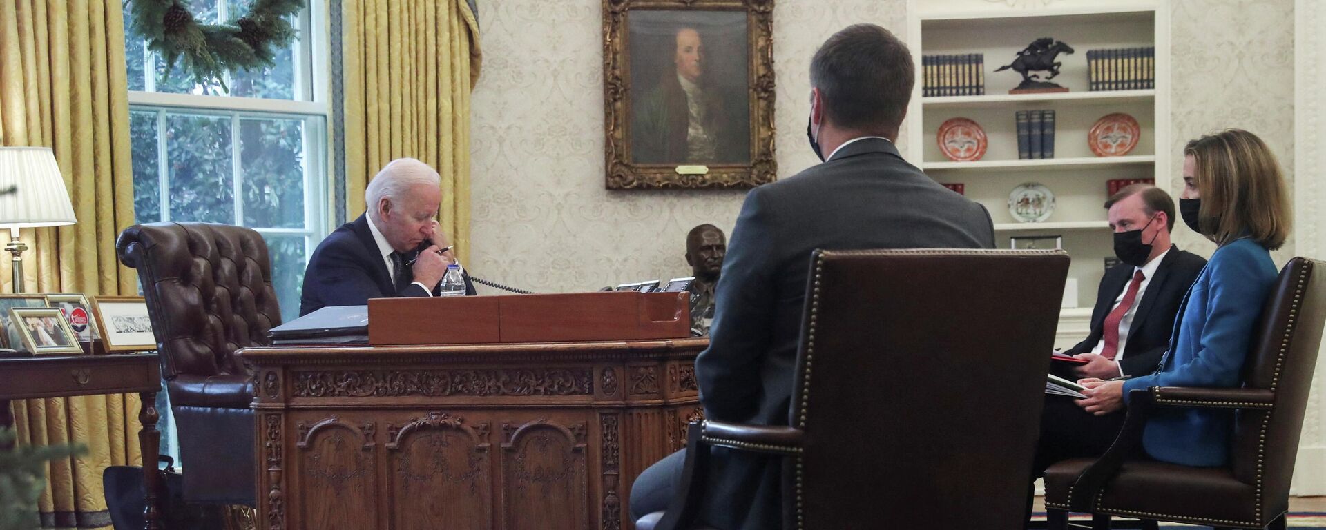 U.S. President Joe Biden is seen in the Oval Office as he speaks by phone - Sputnik International, 1920, 29.12.2021