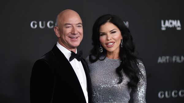Jeff Bezos, left, and Lauren Sanchez arrive at the LACMA Art + Film Gala on Saturday, Nov. 6, 2021, at the Los Angeles County Museum of Art in Los Angeles. - Sputnik International