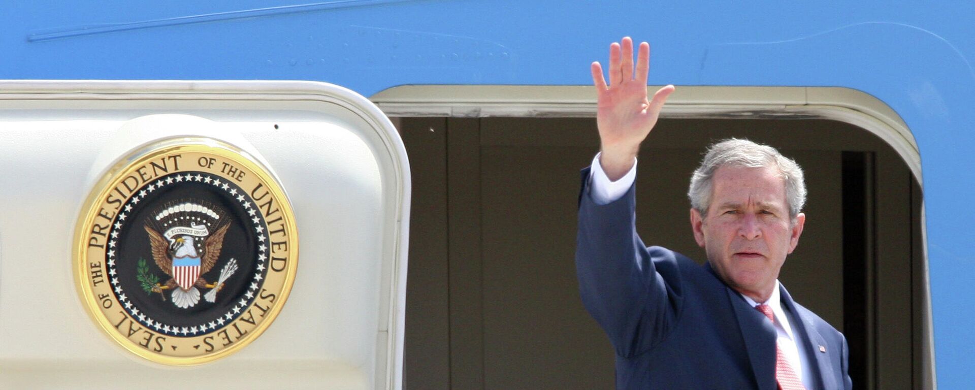 U.S. President George W. Bush waves as he boards the Air Force One presidential plane in the airport of Merida, Mexico, Wednesday, March 14, 2007 - Sputnik International, 1920, 30.12.2021