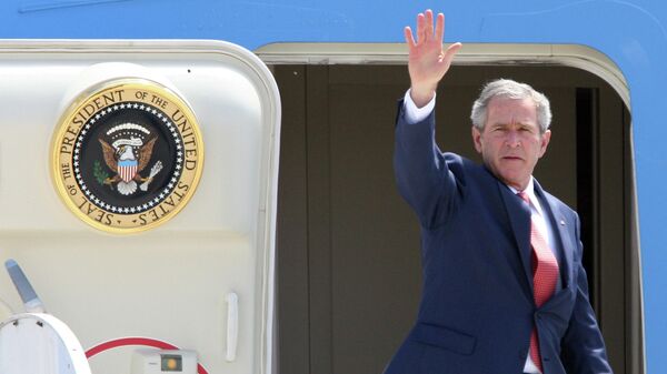 U.S. President George W. Bush waves as he boards the Air Force One presidential plane in the airport of Merida, Mexico, Wednesday, March 14, 2007 - Sputnik International