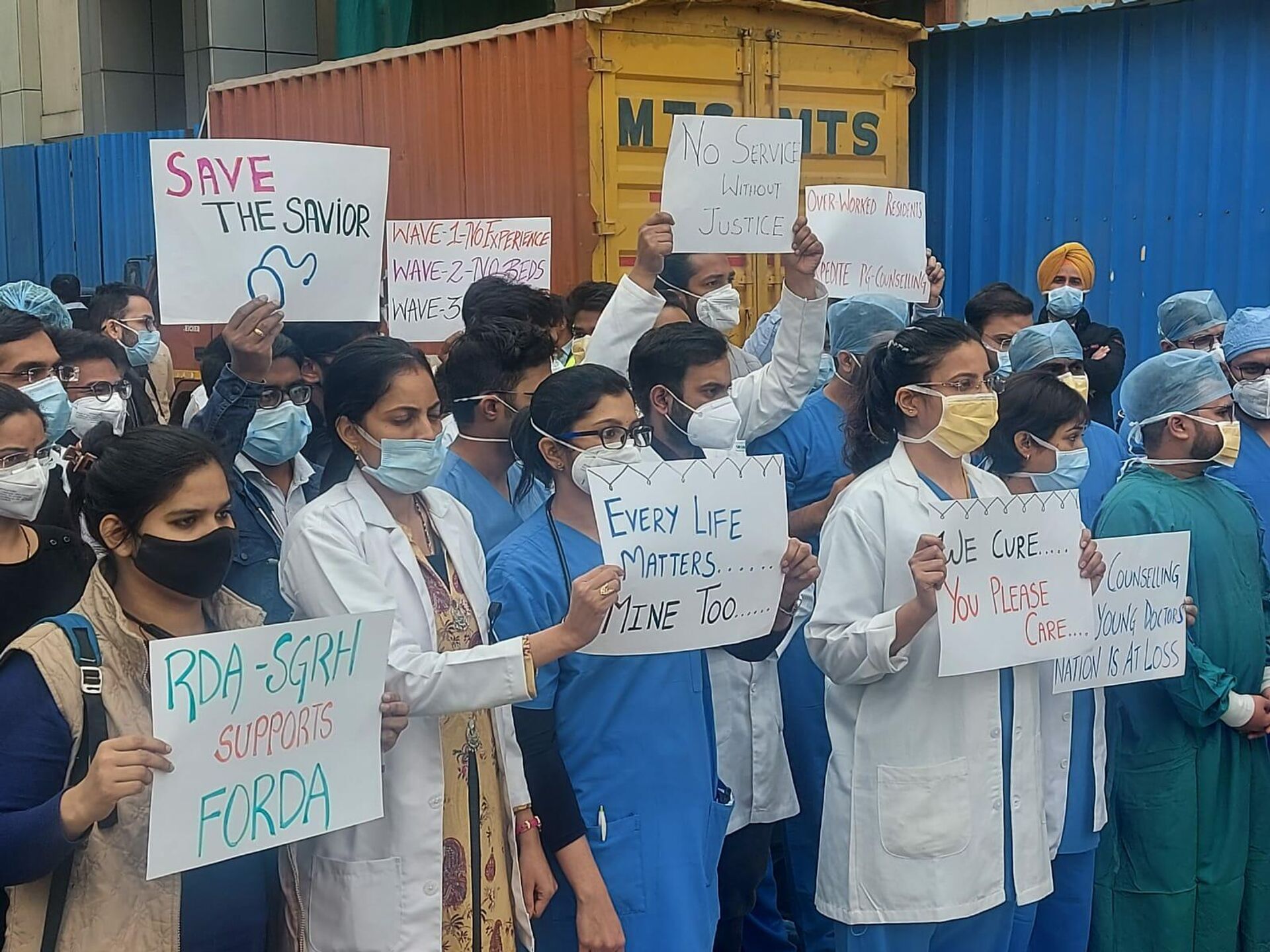 Doctors at Sir Ganga Ram protesting against the delay in NEET-PG counselling  - Sputnik International, 1920, 31.12.2021