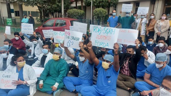 Doctors at Sir Ganga Ram Protesting against Delay in NEET-PG counselling   - Sputnik International