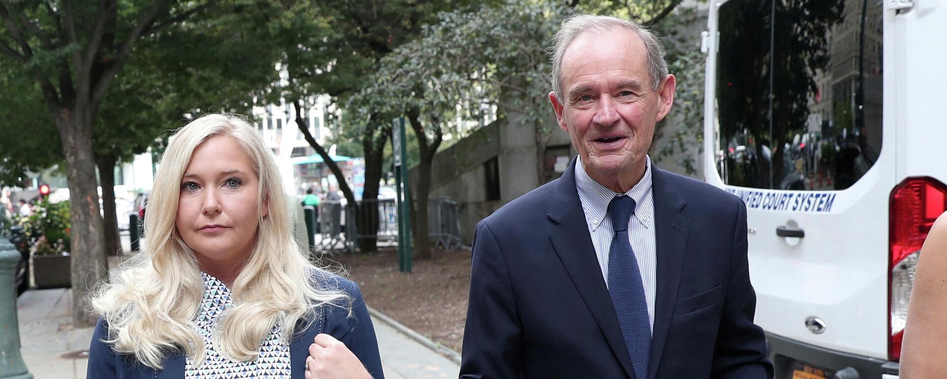 FILE PHOTO: Lawyer David Boies arrives with his client Virginia Giuffre for hearing in the criminal case against Jeffrey Epstein, at Federal Court in New York - Sputnik International, 1920, 30.12.2021