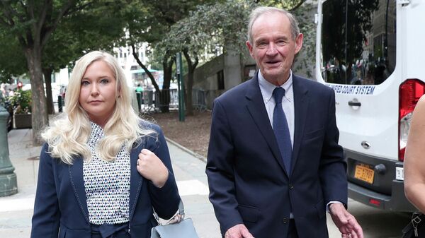 FILE PHOTO: Lawyer David Boies arrives with his client Virginia Giuffre for hearing in the criminal case against Jeffrey Epstein, at Federal Court in New York - Sputnik International