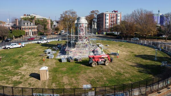 Work crews erect scaffolding to begin the removal of the plinth where a statue of Confederate General Robert E. Lee once stood before it was taken down in Richmond, Virginia, U.S. December 6, 2021. - Sputnik International