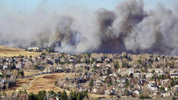 Smoke covers the skyline as a wind-driven wildfire forced evacuation of Superior suburb of Boulder, Colorado, U.S. December 30, 2021. - Sputnik International