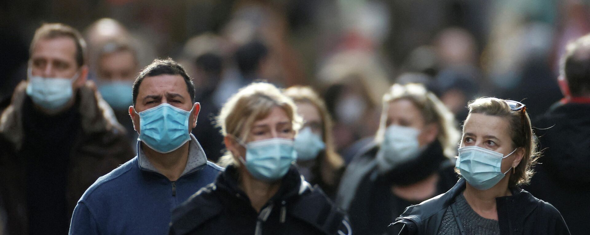 People, wearing protective face masks, walk on the Mouffetard street, amid the spread of the coronavirus disease (COVID-19) pandemic, in Paris, France, December 30, 2021 - Sputnik International, 1920, 04.01.2022