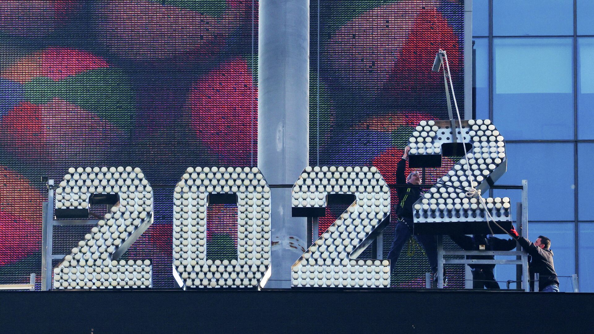 Workers add the number 2 to the numerals above Times Square ahead of New Year's Eve celebrations in Manhattan, New York City, U.S., December 26, 2021 - Sputnik International, 1920, 31.12.2021