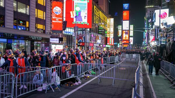 Revelers gather on Times Square in New York Friday, Dec. 31, 2021 as they attend New Year's Eve celebrations. - Sputnik International