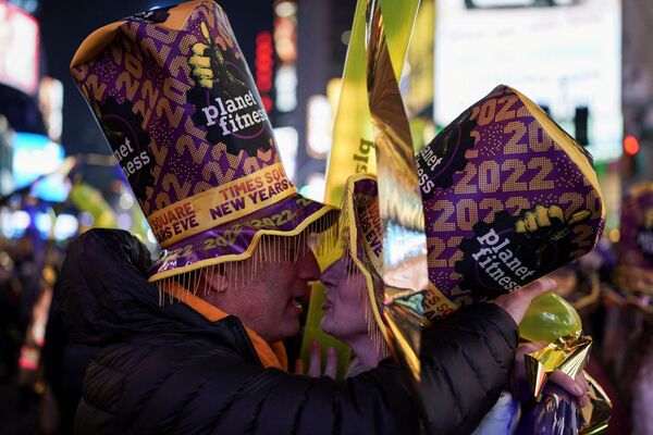 Revellers gather during New Year&#x27;s Eve celebrations in New York&#x27;s Times Square, as the Omicron coronavirus variant continues to spread, 31 December 2021. - Sputnik International